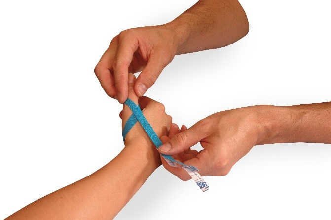 Medical taping skier's thumb 3